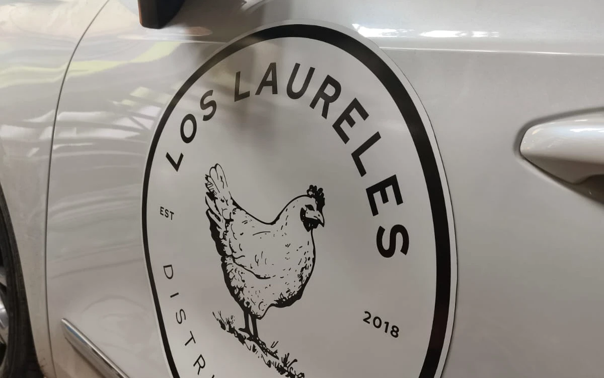 Imán circular Los Laureles Distribuidora aplicado en vehículo