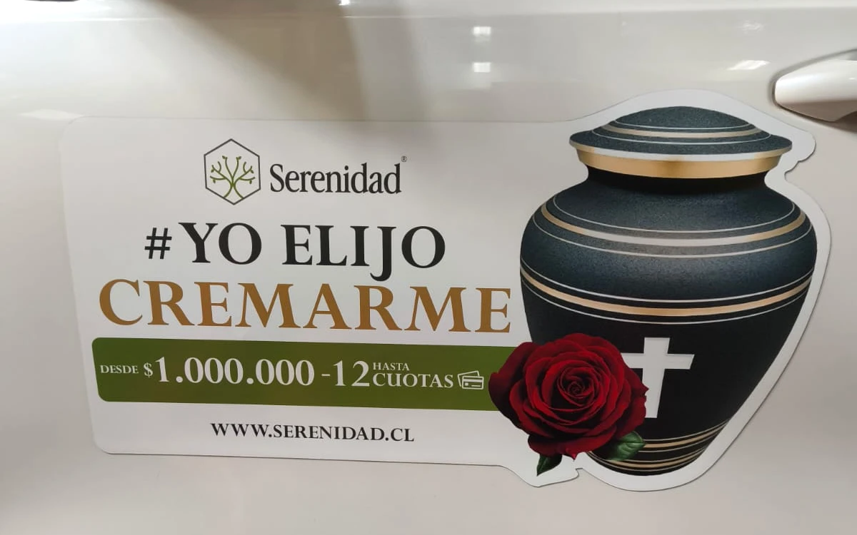 Imán troquelado Serenidad aplicado en vehículo
